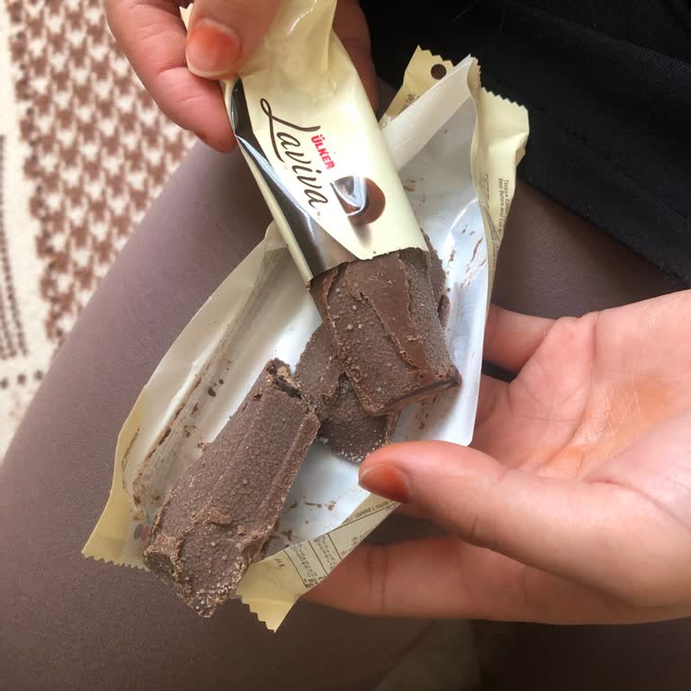 Ambalajı Açınca Bozuk Ve Hijyenik Olmayan Laviva Çikolata İle Karşılaştım