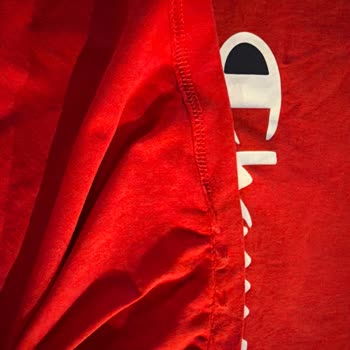 Champion Giyim'den Satın Aldığım T-shirt’in Dikişlerinde Defo Var, Fiş Olmadan Değişim Reddedildi