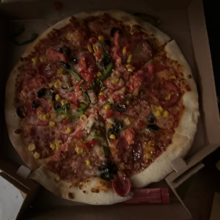 Soğuk Ve Kuru Pizza, Tehditkar Personel Tutumu