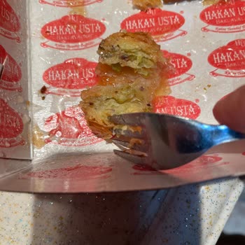 Hakan Usta Baklavaları Fıstıklı Baklava Diye Şerbetli Hamur Satıldı!