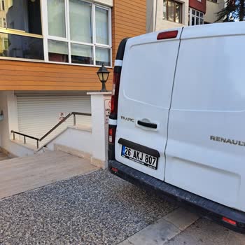 Aras Kargo Aracının Uygunsuz Park Sorunu Ve İletişim Sıkıntısı