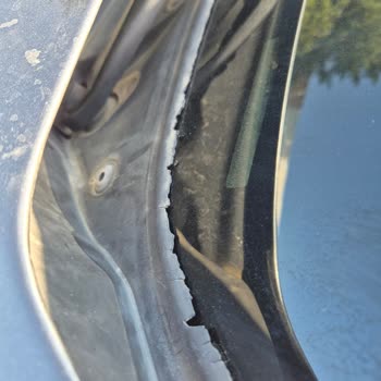 BMW 3 Serisi Ön Cam Fitili Sürekli Parçalanıyor, Ücretsiz Değişim Talep Ediyorum