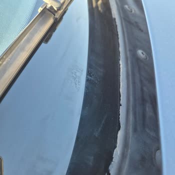 BMW 3 Serisi Ön Cam Fitili Sürekli Parçalanıyor, Ücretsiz Değişim Talep Ediyorum