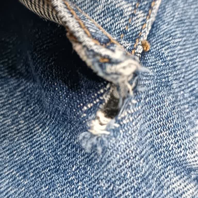 Mavi Pantolonun Arka Cebinde Oluşan Yırtık Nedeniyle Değişim Talebi