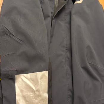 Impresión defectuosa y daños en chaqueta Decathlon, solicito cambio