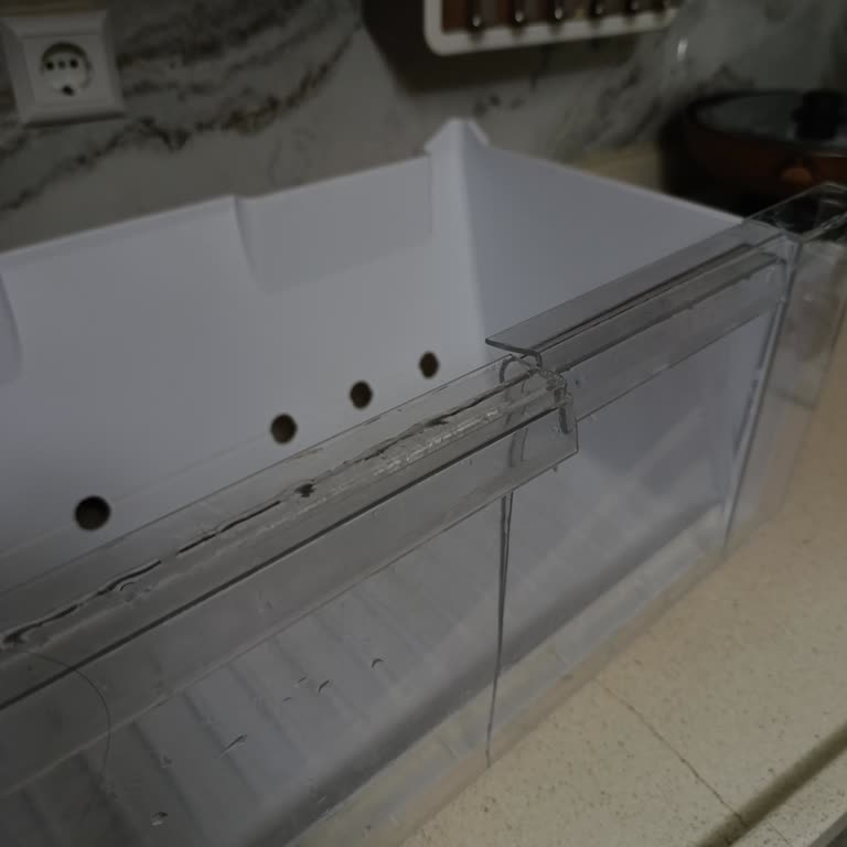 Ariston Hotpoint Freezer Drawer Cracked — No Replacement Available After 4 Months