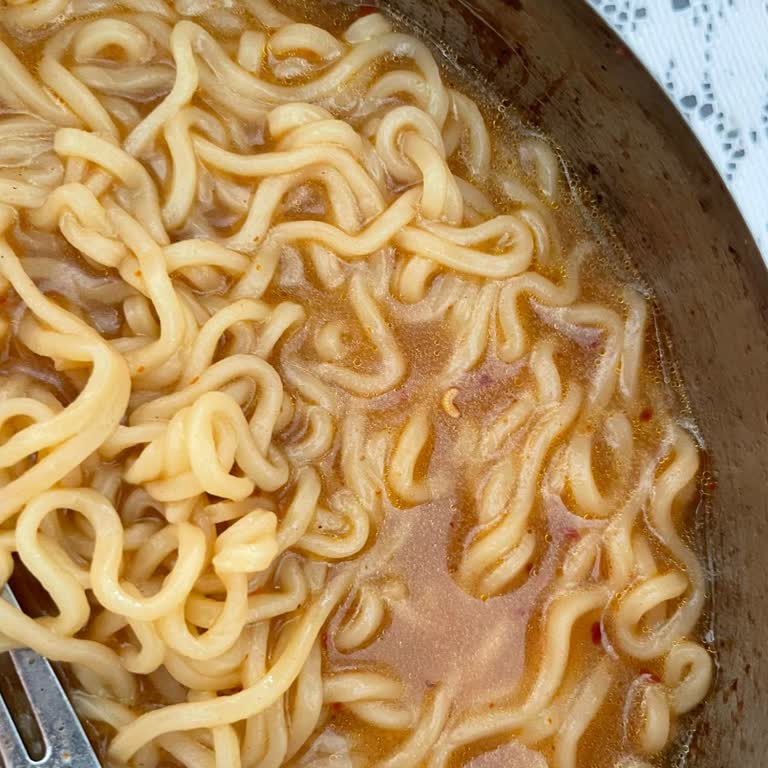 Noodle İçinde Kurt Çıkması Hijyen Endişesi Yaşattı