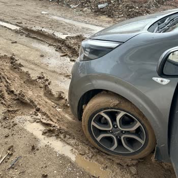 Uzun Süredir Çamur Halinde Olan Yol İçin Çözüm Bekliyoruz