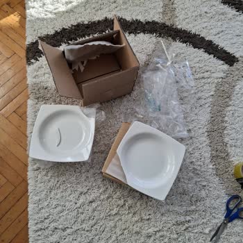 Kırık Gelen Yemek Takımı Ve Müşteri Hizmetlerine Ulaşılamıyor