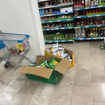 Dağınık Mağaza Ve Yetersiz Personel Nedeniyle Alışveriş Yapamadım