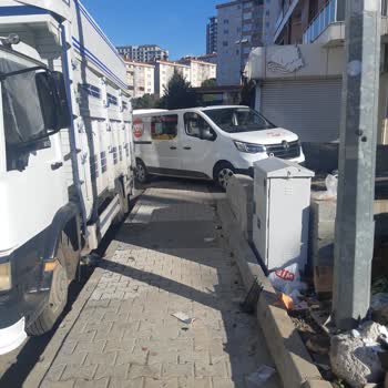 Ton Süpermarket Kaldırım ve Yolları İşgal Ediyor