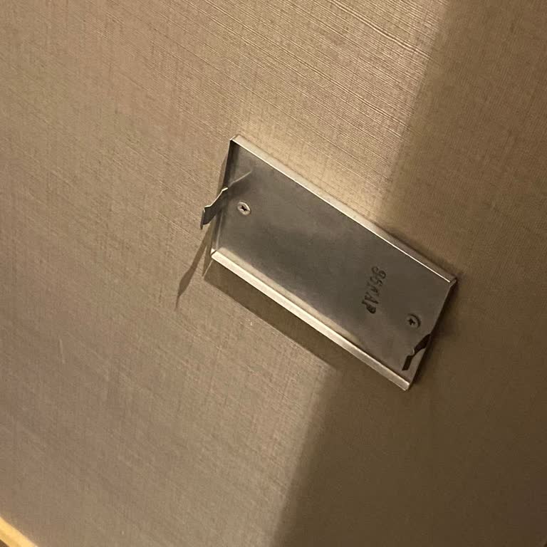 AVM Tuvaletindeki Sökülmemiş Demir Nedeniyle Pantolonum Yırtıldı Mağduriyetim Giderilsin