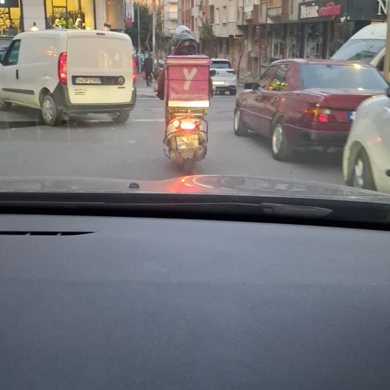 Yemeksepeti Kuryesinin Dikkatsiz Dönüşü Ve Müşteri Hizmetlerinin İlgisizliği