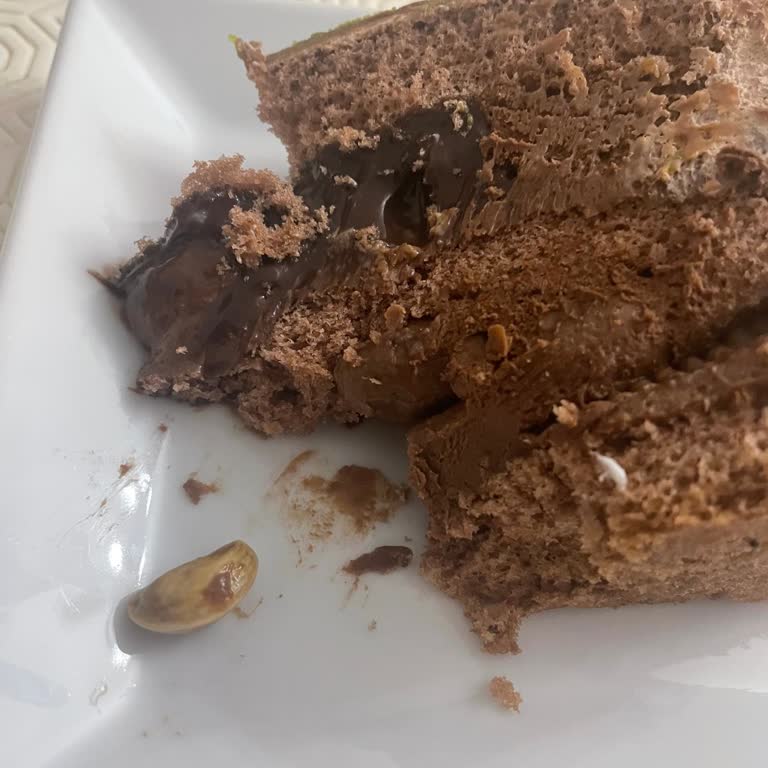 Yaş Pastadaki Bütün Fıstık Dişimi Kırdı, Mağduriyetimin Giderilmesini İstiyorum