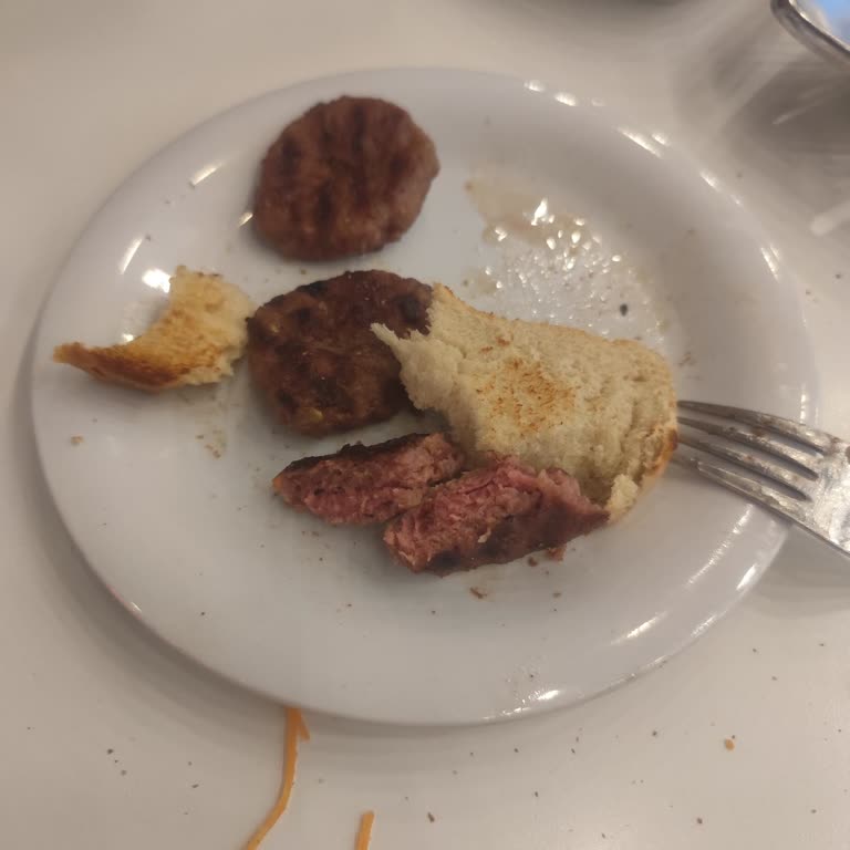 Köfteci Yusuf Pişmemiş Ve Soğuk Köfteye İlgisiz Personel Tavrı!