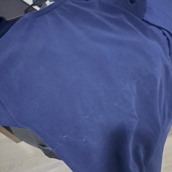 Mavi Sweatshirtte Renk Solması Ve Lekelenme Sorunu