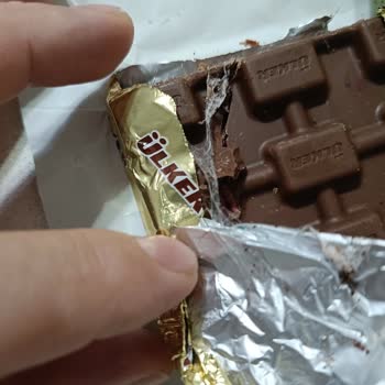 Aldığım Çikolatanın İçinden Örümcek Ağı Ve Kurt Çıktı, Ülker'den Açıklama Bekliyorum