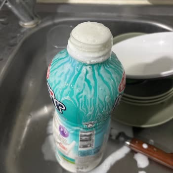 Son Kullanma Tarihi Geçmemiş Kefirin Köpürerek Taşması