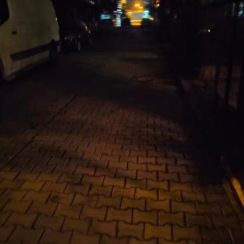 Gaziemir Sarnıç'ta 1 Aydır Yanmayan Sokak Lambaları Güvenliği Tehdit Ediyor