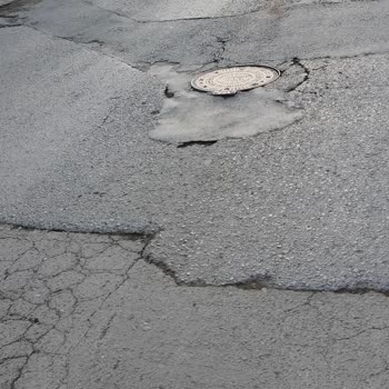 Yarım Bırakılan Yol Çalışmaları Araçlara Ve Güvenliğe Zarar Veriyor