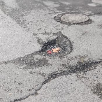 Yarım Bırakılan Yol Çalışmaları Araçlara Ve Güvenliğe Zarar Veriyor