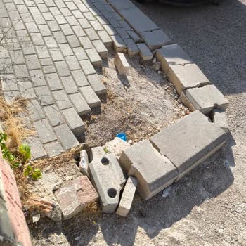 Yıllardır Onarılmayan Kırık Yol Ve Kaldırım Günlük Hayatımızı Olumsuz Etkiliyor