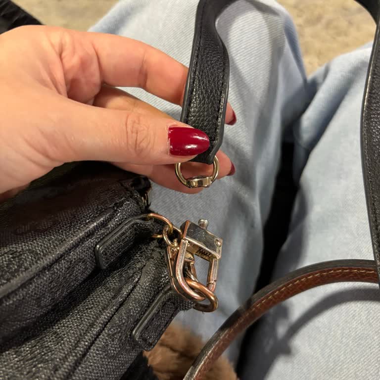 Guess Çantamın Metal Aksamı Paslandı Kötü Koku Ve Renk Değişimi Oluştu