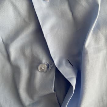 İlk Giyimde Yırtılan Gömlekler İçin Sorumluluk Alınmıyor, Çözüm Sunulmuyor