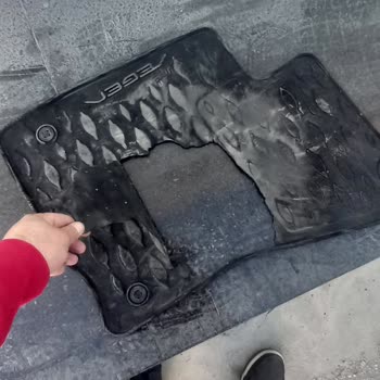 Everyday Rent A Car Şoför Koltuğunun Paspası Tamamen Parçalanmış