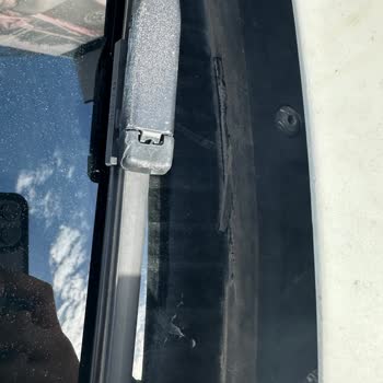 BMW 3 Serisi Ön Cam Altı Plastik Parça Kırılması Ve Ücretsiz Değişim Talebi