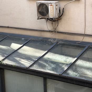 Divan Pastanesi Erenköy Şubesi'nin Dış Cephesi Bakımsız Ve Kirli