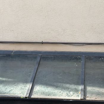 Divan Pastanesi Erenköy Şubesi'nin Dış Cephesi Bakımsız Ve Kirli