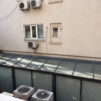 Divan Pastanesi Erenköy Şubesi'nin Dış Cephesi Bakımsız Ve Kirli