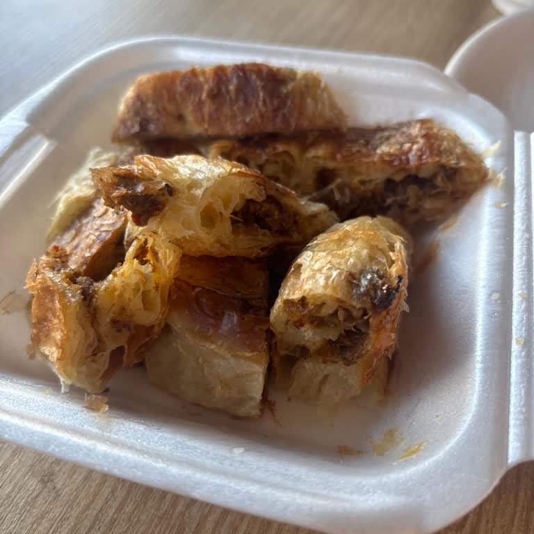 Meşhur Ortakent Simitçisi Kıymalı Börek Yerine Soğanlı Börek Ve Fahiş Fiyat Mağduriyeti