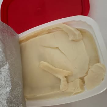 Son Kullanma Tarihi Geçmemiş Peynirde Kötü Koku Ve Renk Değişimi Şoku