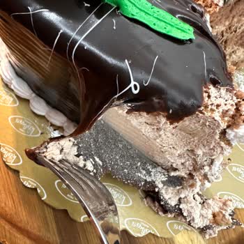 Kafkas Pastanesinde Bayat Pasta Ve İlgisiz Hizmet Deneyimi