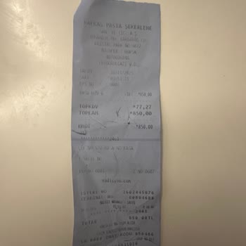 Kafkas Pastanesinde Bayat Pasta Ve İlgisiz Hizmet Deneyimi