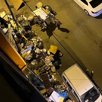 Çiçek Dükkanının Çöpleri Bina Önünde Birikiyor, Belediyeden Çözüm Bekliyorum