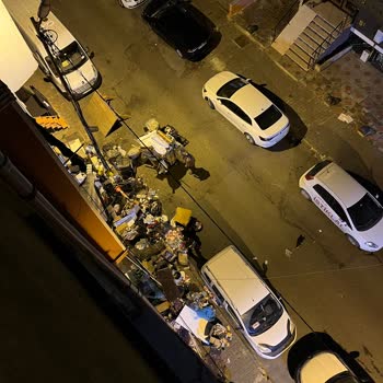 Çiçek Dükkanının Çöpleri Bina Önünde Birikiyor, Belediyeden Çözüm Bekliyorum