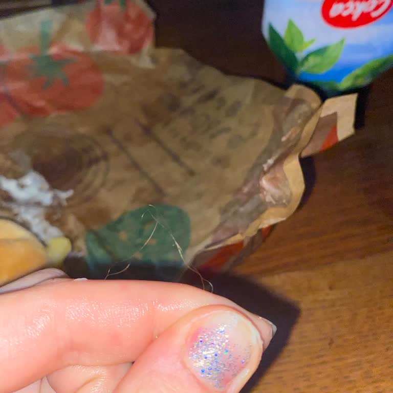 Burger King Hamburgerin İçinden Saç Çıktı, Hijyen Skandalı!