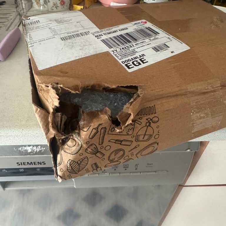 Hasarlı Paket Teslimatı Ve Yetersiz Kargo Hizmeti Deneyimi