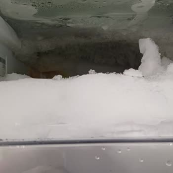 Beş Aylık Derin Dondurucuda Ciddi Buzlanma Ve Gıda Bozulması Sorunu
