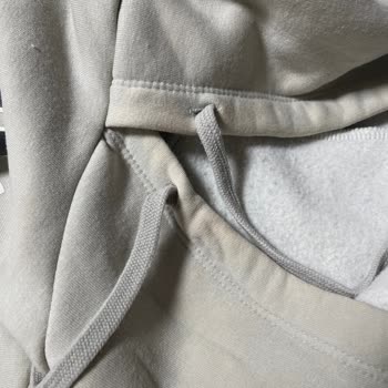 Satın Aldığım Sweatshirtte Renk Solması Ve Leke Sorunu Mağaza Tarafından Kullanıcı Hatası Olarak Değerlendirildi