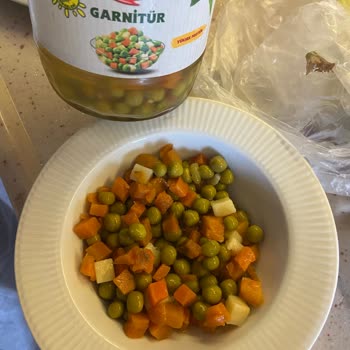 Satın Alınan Tat Garnitür Kavanozunda Çürük Ve Siyah Sebzelerle Karşılaştım