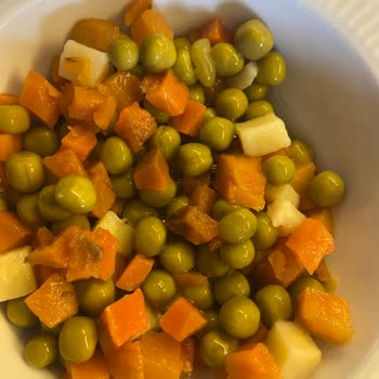 Satın Alınan Tat Garnitür Kavanozunda Çürük Ve Siyah Sebzelerle Karşılaştım