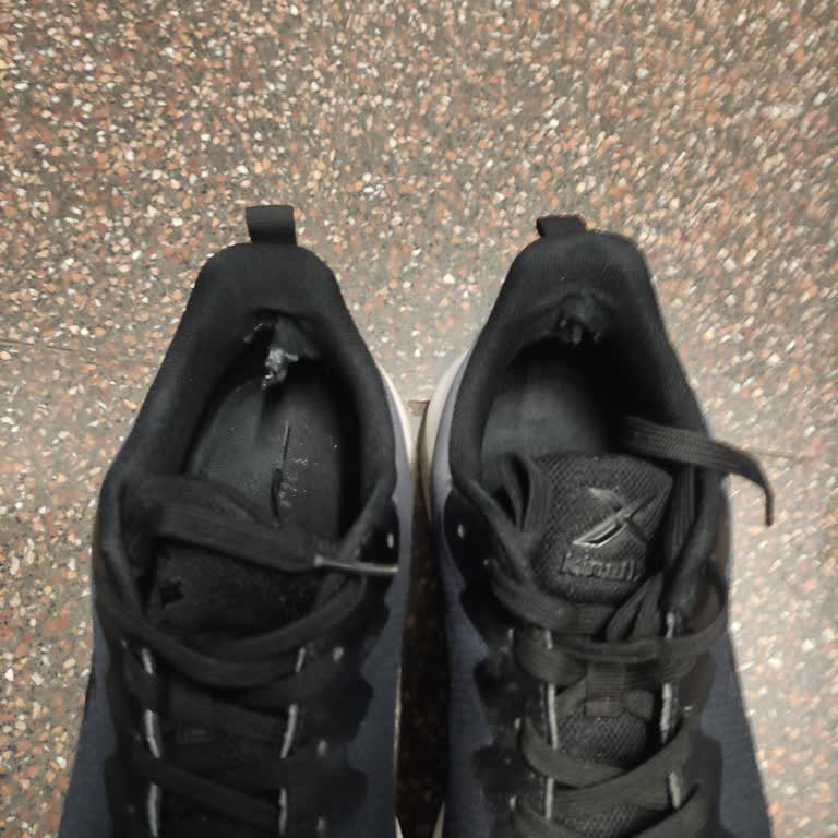 Kısa Sürede Yıpranan Ayakkabı Ve Yetersiz Müşteri Desteği