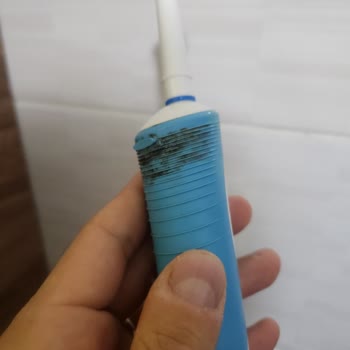 Moho en cepillo Oral-B Vitality 100 afecta mi higiene, solicito cambio