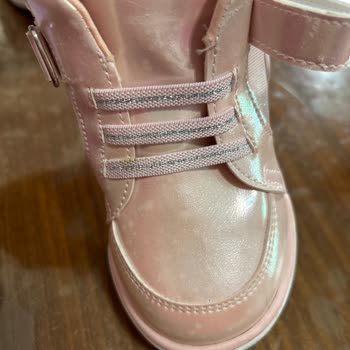 Kısa Sürede Deforme Olan Bebek Ayakkabısına Çözüm Bulunmuyor