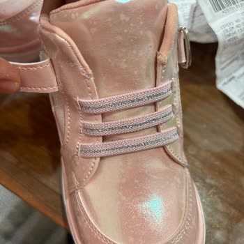 Kısa Sürede Deforme Olan Bebek Ayakkabısına Çözüm Bulunmuyor