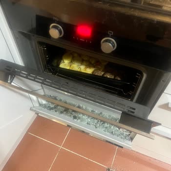 Fırın Camı Pişirme Sırasında Aniden Patladı Güvenlik Riski Oluştu